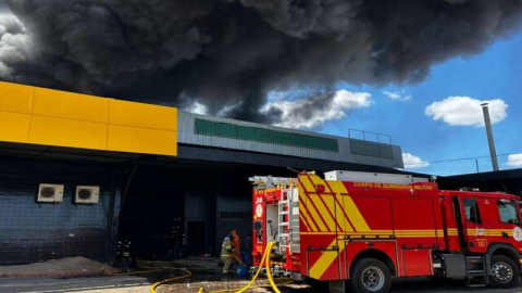 Vídeo: Incêndio de grandes proporções atinge loja de revenda de pneus