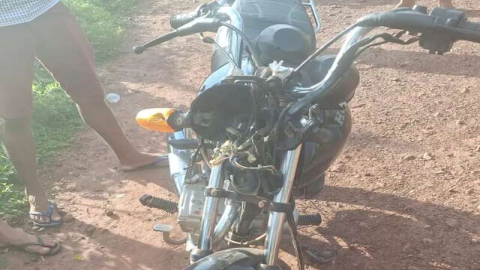 Colisão entre duas motocicletas deixa um dos condutores morto. A mulher teve fratura