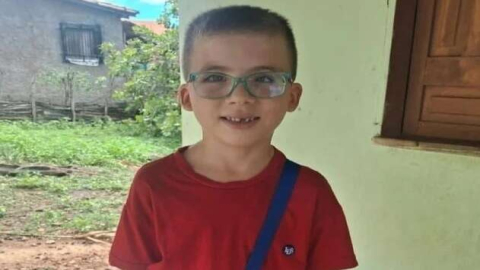 Criança morre após raio atingir casa enquanto usava celular