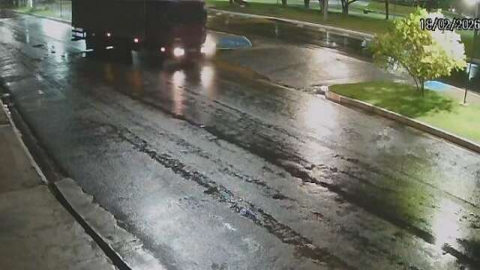 Vídeo: Entregador fica ferido após caminhão colidir em motocicleta ao fazer conversão