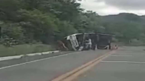 Motorista fica ferido após perder controle de caminhão e tombar na BR 316