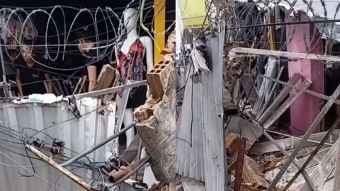 Fachadas de lojas desabam, ferem idoso e funcionários ficam presos