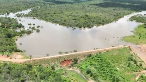 Após alerta de rompimento de barragem 15 famílias são retiradas de áreas de risco