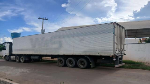Criminosos fazem caminhoneiro refém e roubam carga de alimentos avaliada em R$ 500 mil