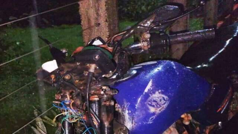 Motociclista fica ferido após colidir em animal na pista. O veículo ficou parcialmente destruído
