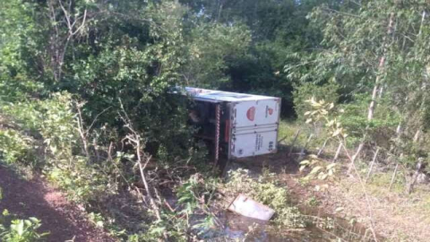 Motorista perde controle de caminhão baú que tomba dentro de represa na PI 366