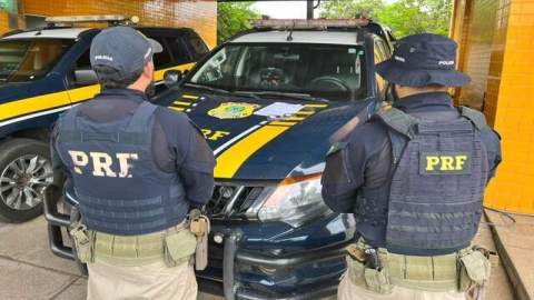 PRF prende passageiro com mandado por roubo durante fiscalização em ônibus em Floriano