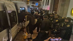 Com jogadores divididos em vans, Flamengo chega a Cusco para a estreia na Libertadores