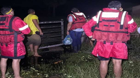 Famílias são resgatadas de residências devido fortes chuvas no litoral