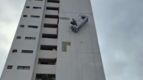 Trabalhador fica pendurado em prédio durante realização de trabalho