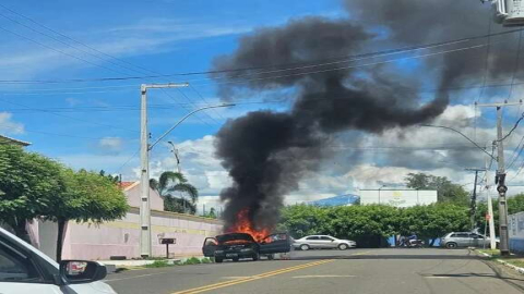Carro fica completamente destruído após pegar fogo em avenida