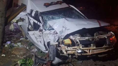 Carro funerário que levava corpo de idoso bate em árvore e deixa duas pessoas feridas