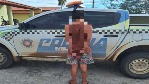 Homem é preso após consumir refrigerante, não pagar e agredir funcionário de comércio