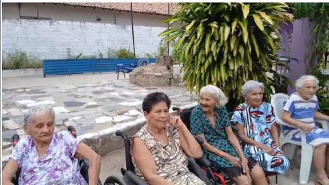 Mães do Lar do Idosos Manoel da Guia são homenageadas e recebem um bolo e presentes