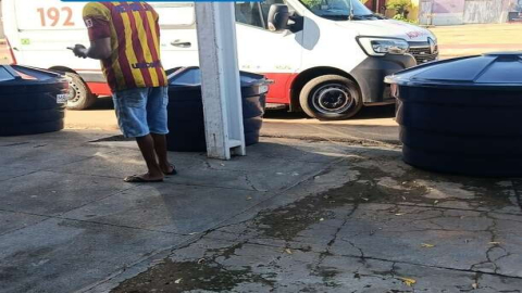 Mulher fica com escoriações pelo corpo após colisão de carro com moto
