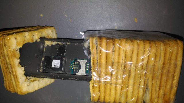 celular e biscoito