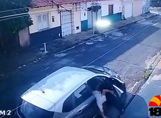 mulherjogadacarro