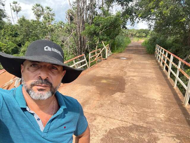 Parte de ponte é destruída por caminhão na barra do Coqueiro, em Floriano. Pablo Goiano denuncia