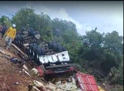 Caminhão tomba na zona rural de Floriano. A ocorrência foi na Vereda Grande