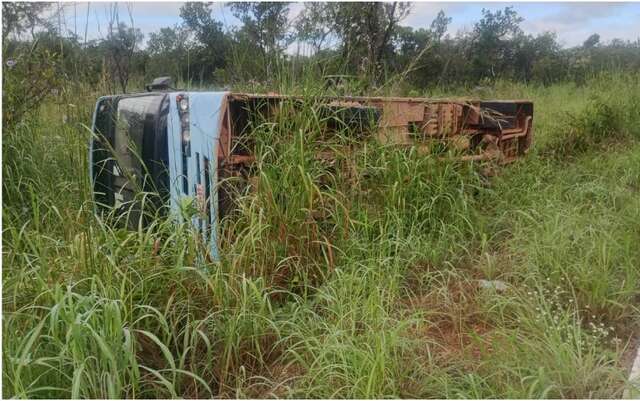 Ônibus escolar do ensino estadual, com vários alunos, tomba na zona rural de Floriano
