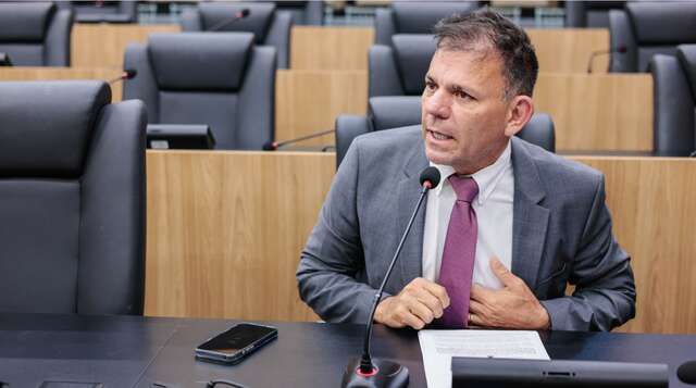 Cel. Carlos Augusto discursa na ALEPI, agradecendo ao Rafael por encaminhamento de projetos