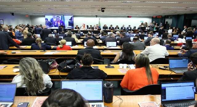 Fim da escala 6x1: Câmara aprova PEC; como votaram deputados e partidos nos dois turnos