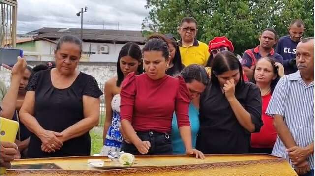Familiares e amigos se despedem de Joilson Leandro num clima de muita comoção.