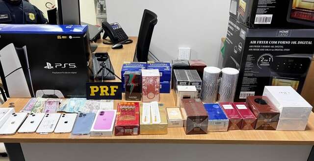 PRF intercepta carga com vários iPhones, medicamento para emagrecimento e outros produtos contrabandeados na BR-316 