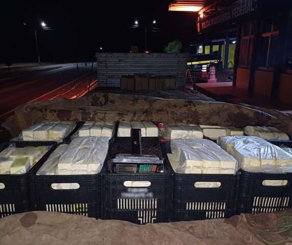 PRF apreende 3,5 toneladas de queijo transportadas de forma irregular na BR-316